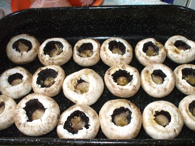 Ciuperci umplute cu praz si sunca (crenvursti)