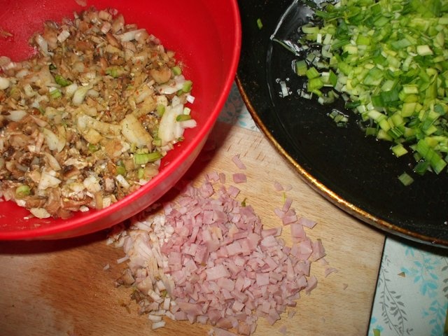 Ciuperci umplute cu praz si sunca (crenvursti)