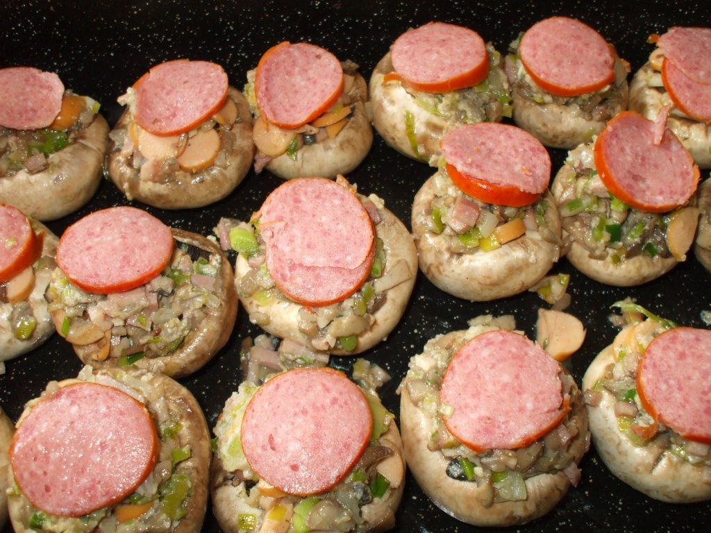 Ciuperci umplute cu praz si sunca (crenvursti)