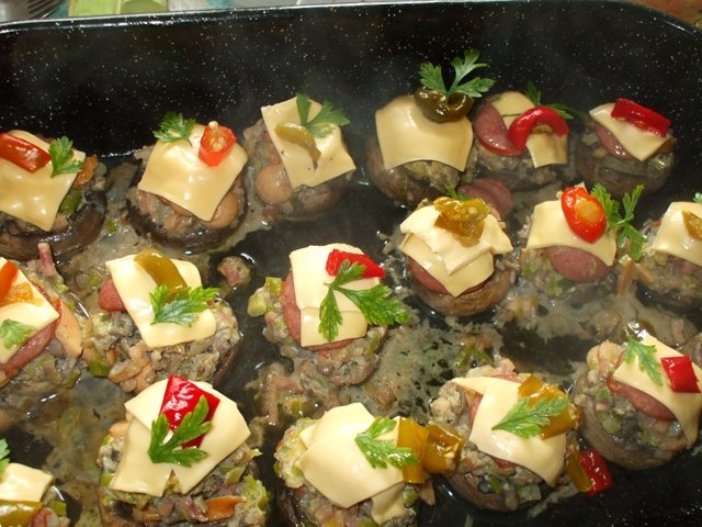 Ciuperci umplute cu praz si sunca (crenvursti)