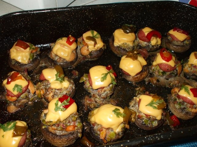 Ciuperci umplute cu praz si sunca (crenvursti)