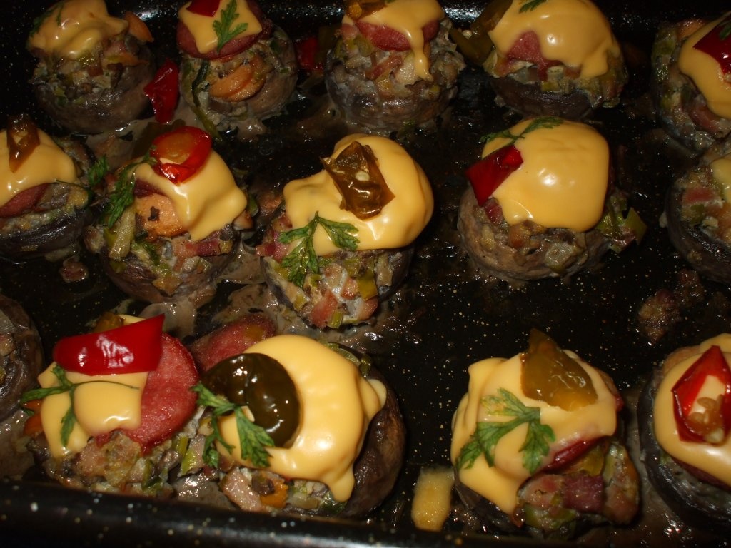 Ciuperci umplute cu praz si sunca (crenvursti)