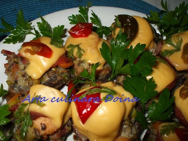 Ciuperci umplute cu praz si sunca (crenvursti)