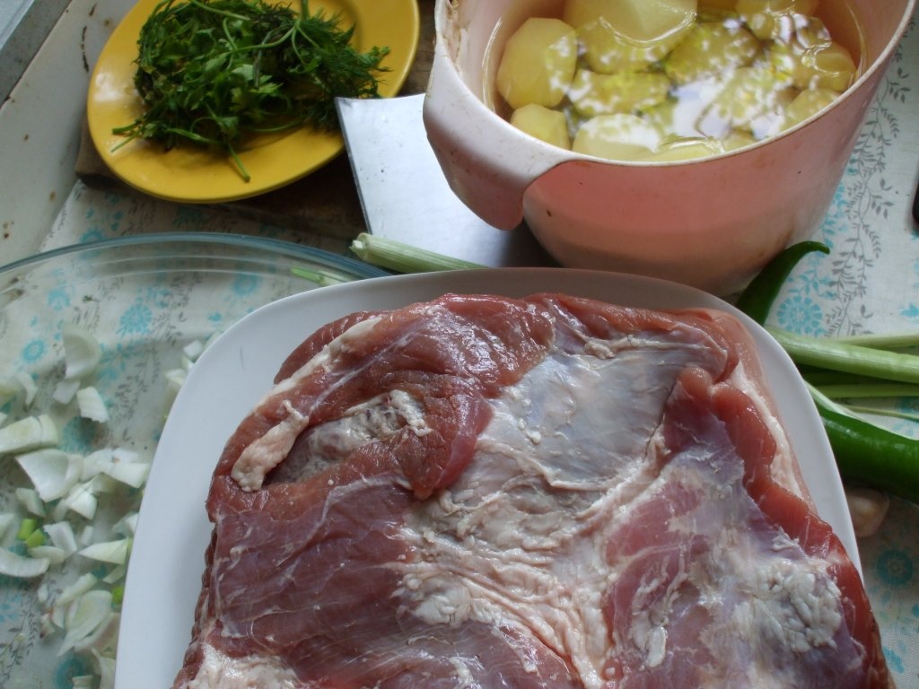 Piept de porc cu cartofi noi la cuptor