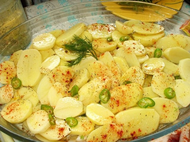 Piept de porc cu cartofi noi la cuptor