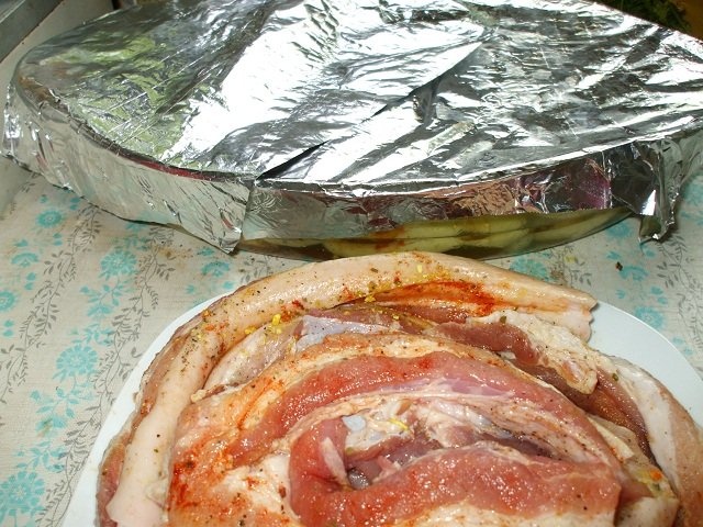 Piept de porc cu cartofi noi la cuptor