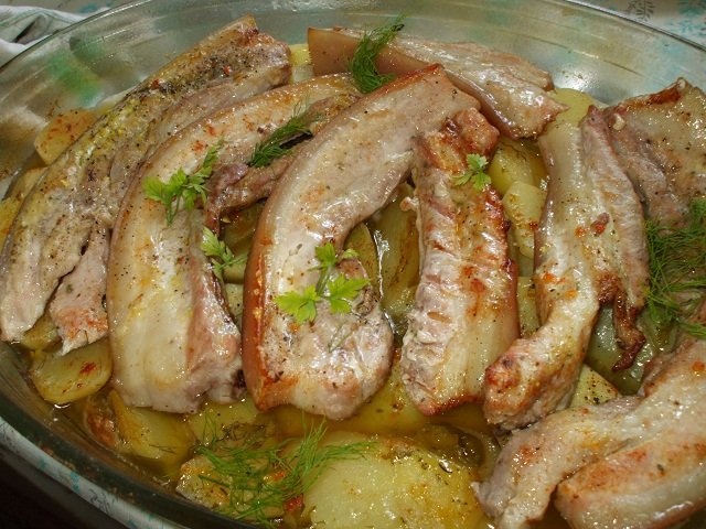 Piept de porc cu cartofi noi la cuptor