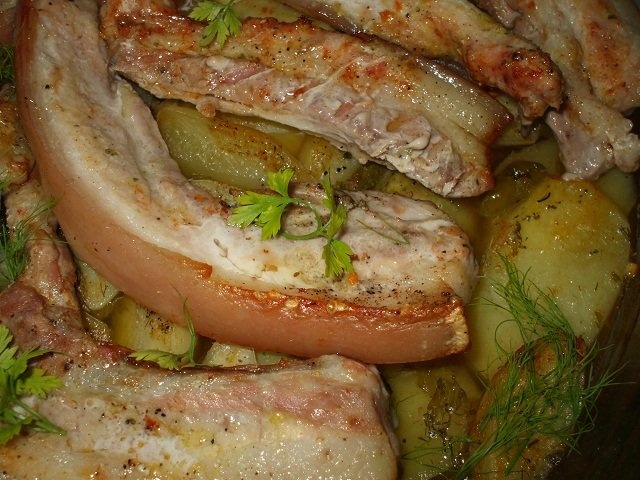 Piept de porc cu cartofi noi la cuptor