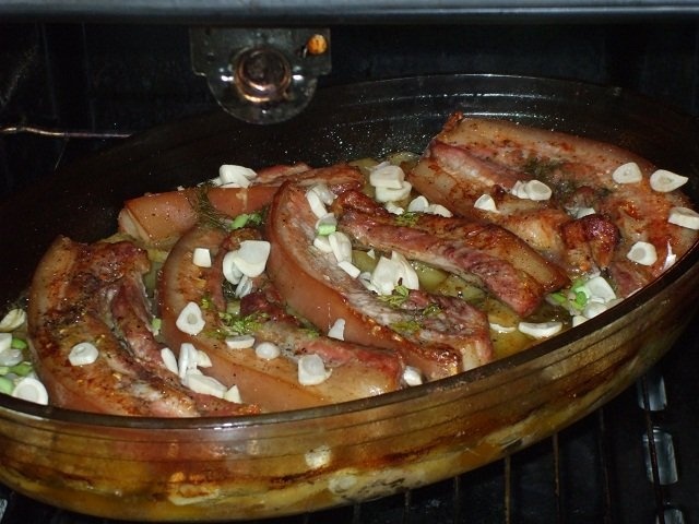 Piept de porc cu cartofi noi la cuptor