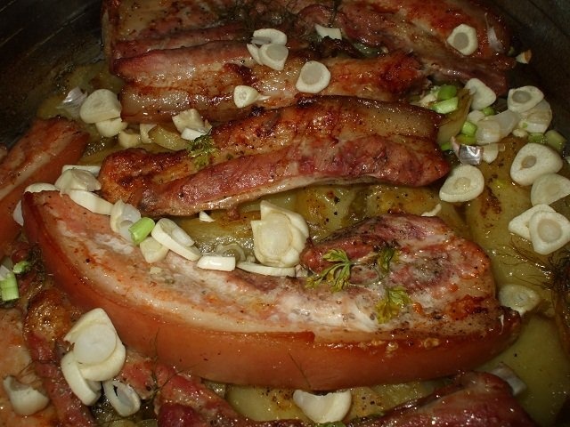 Piept de porc cu cartofi noi la cuptor