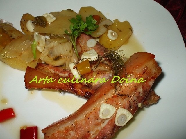 Piept de porc cu cartofi noi la cuptor