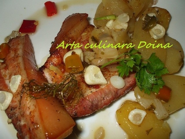 Piept de porc cu cartofi noi la cuptor