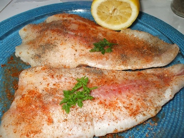 File de pangasius cu rosii la tava
