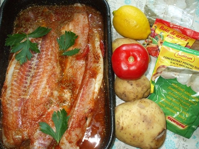 File de pangasius cu rosii la tava