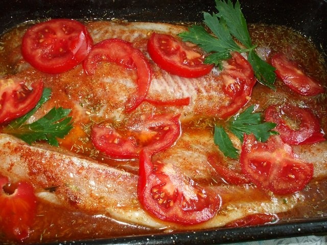 File de pangasius cu rosii la tava