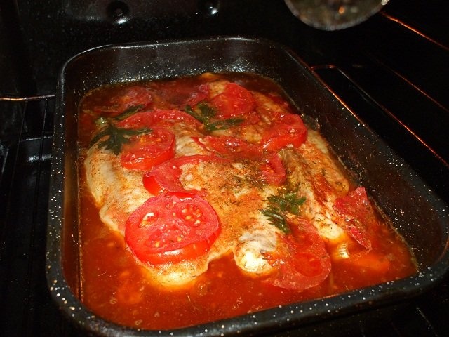 File de pangasius cu rosii la tava