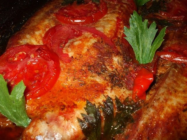 File de pangasius cu rosii la tava