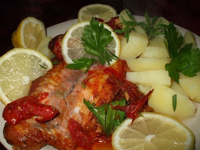 File de pangasius cu rosii la tava