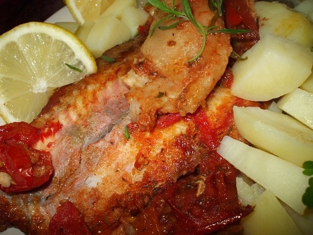 File de pangasius cu rosii la tava