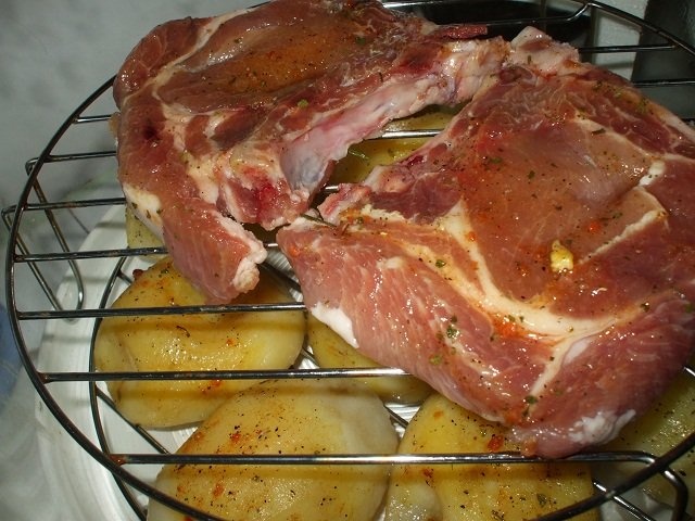 Cotlet si cartofi la cuptorul cu halogen