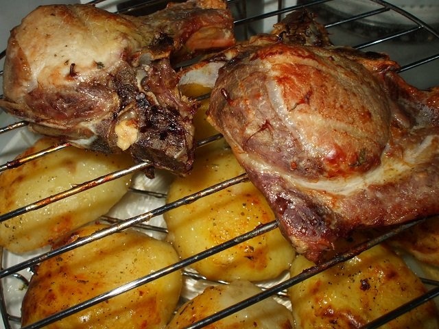 Cotlet si cartofi la cuptorul cu halogen