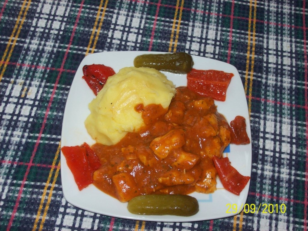 Sos de rosii cu piept de pui