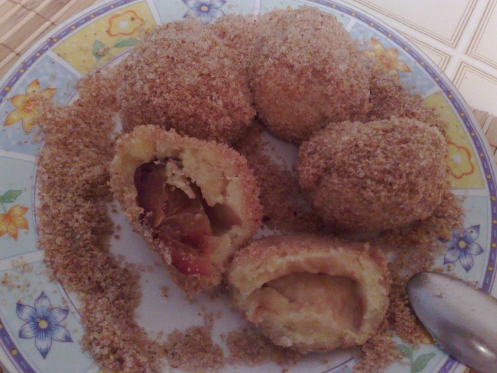 Galuste cu prune din aluat cu gris