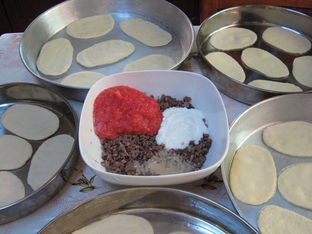 “Sfiha” sau  “Lahm bi’ajin”-Placinte  cu carne –specific tarilor arabe