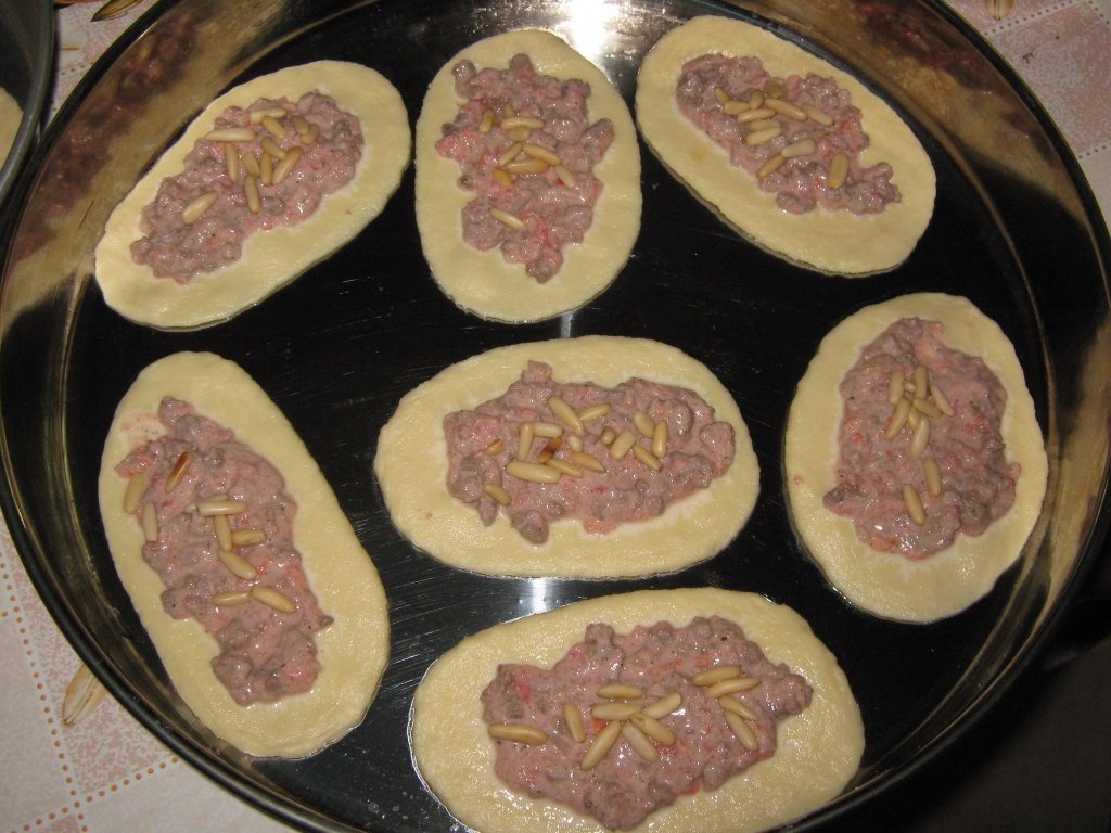 “Sfiha” sau  “Lahm bi’ajin”-Placinte  cu carne –specific tarilor arabe