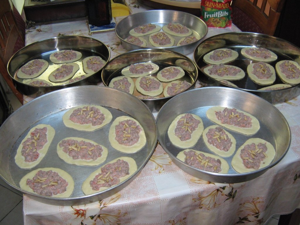 “Sfiha” sau  “Lahm bi’ajin”-Placinte  cu carne –specific tarilor arabe