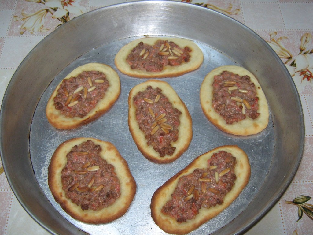 “Sfiha” sau  “Lahm bi’ajin”-Placinte  cu carne –specific tarilor arabe