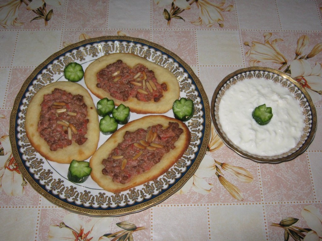“Sfiha” sau  “Lahm bi’ajin”-Placinte  cu carne –specific tarilor arabe
