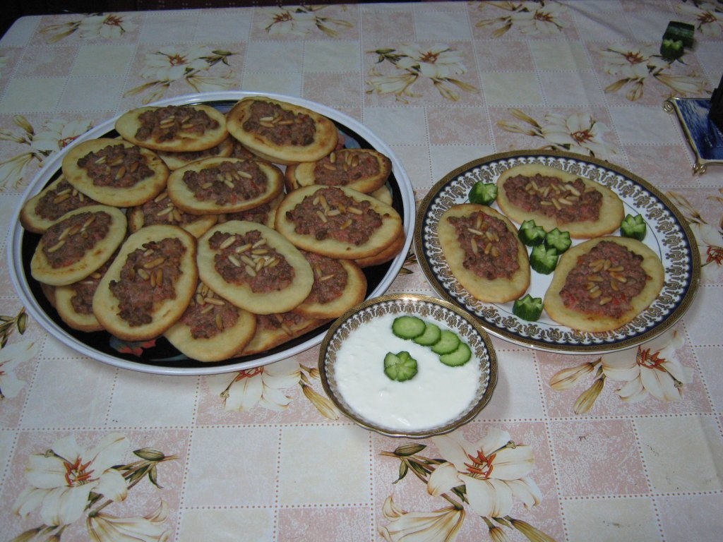 “Sfiha” sau  “Lahm bi’ajin”-Placinte  cu carne –specific tarilor arabe