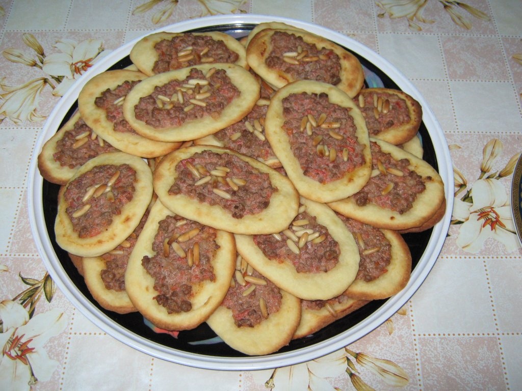 “Sfiha” sau  “Lahm bi’ajin”-Placinte  cu carne –specific tarilor arabe