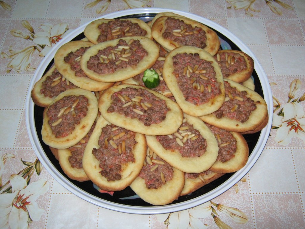 “Sfiha” sau  “Lahm bi’ajin”-Placinte  cu carne –specific tarilor arabe