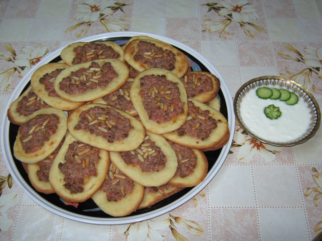 “Sfiha” sau  “Lahm bi’ajin”-Placinte  cu carne –specific tarilor arabe