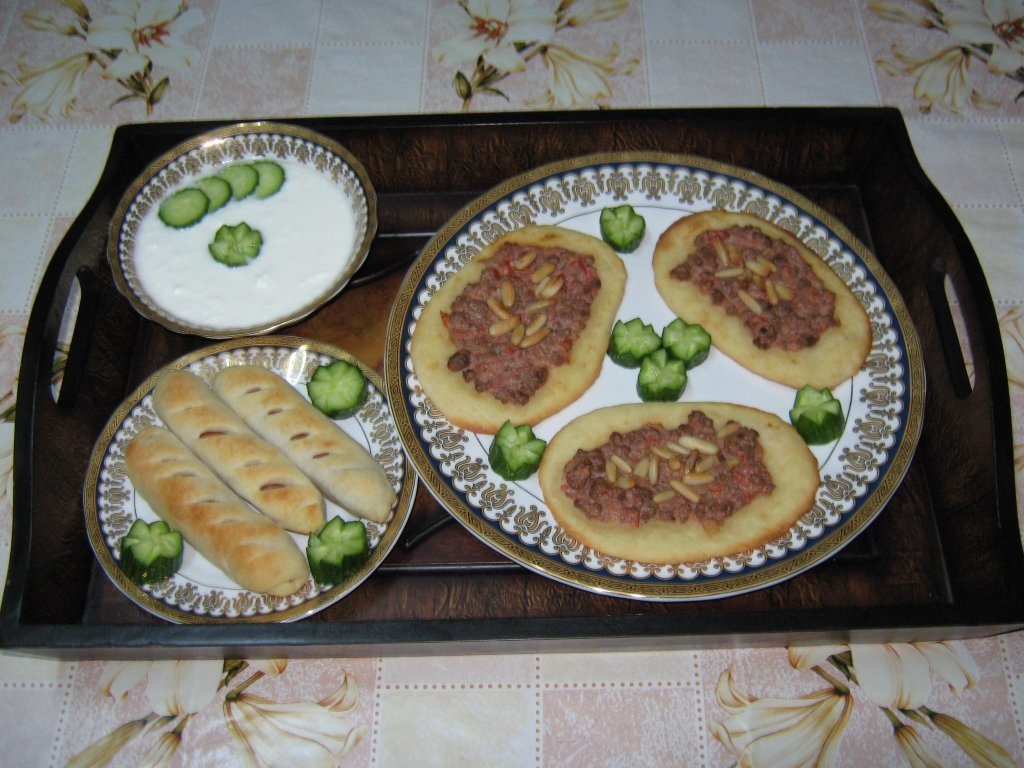 “Sfiha” sau  “Lahm bi’ajin”-Placinte  cu carne –specific tarilor arabe