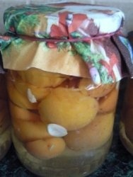 Compot de caise cu samburi decojiti