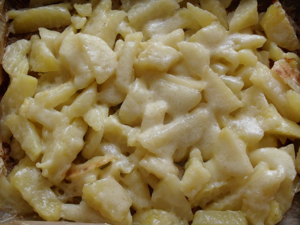 Cartofi noi la cuptor cu cas de oaie