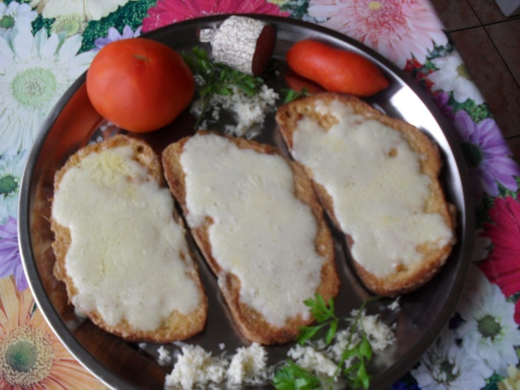 Paine prajita cu ou si branza de oaie