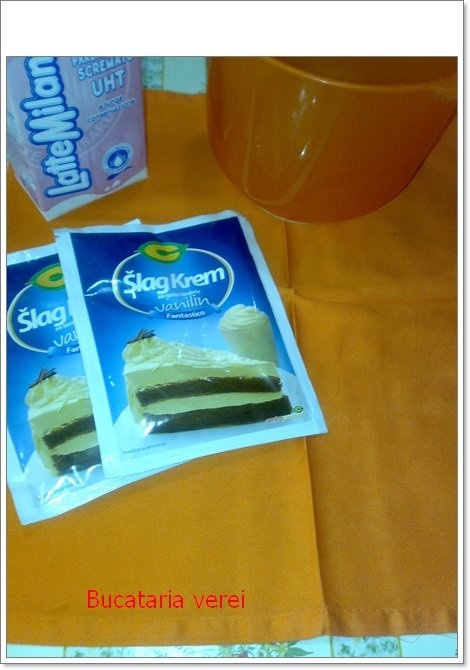 Tort tiramisu cu crema de vanilie