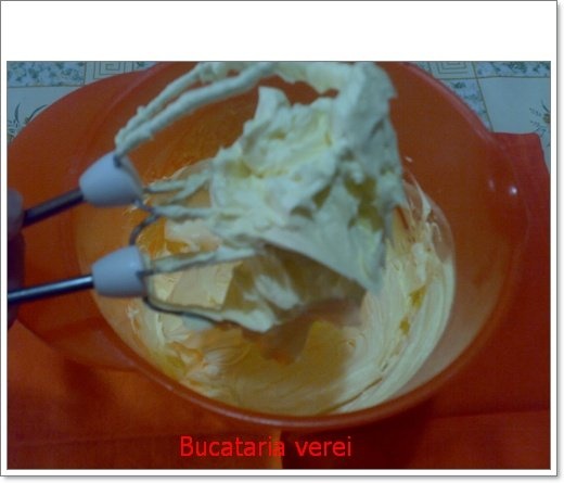 Tort tiramisu cu crema de vanilie