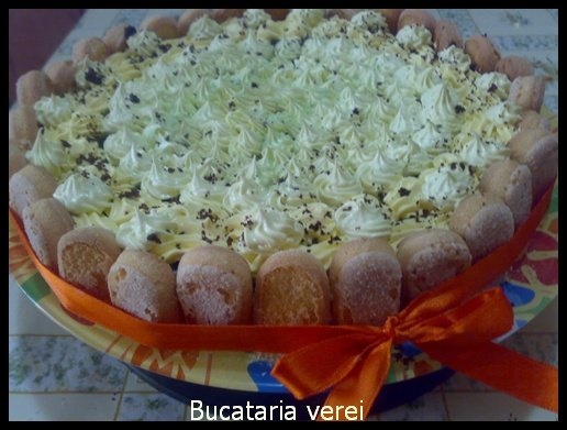 Tort tiramisu cu crema de vanilie