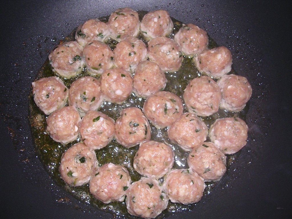 Chiftelute in sos de rosii