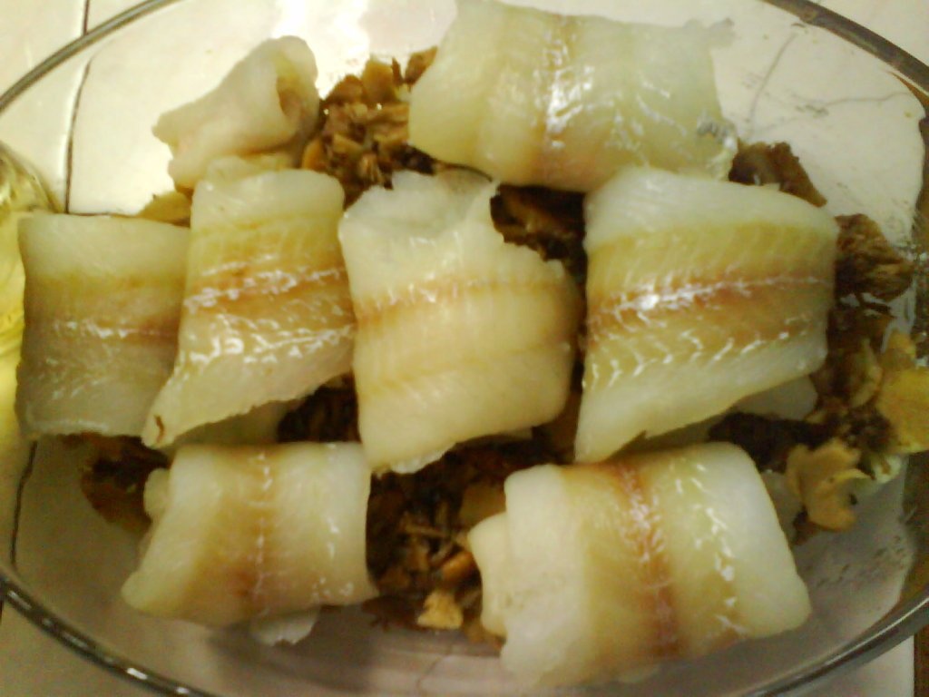 File de pangasius rulat pe pat de ciuperci