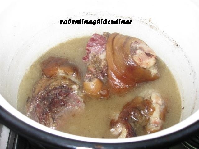 Ciolan afumat fiert in vin servit cu piure de cartofi cu nucsoara si mancare de ardei capia copti