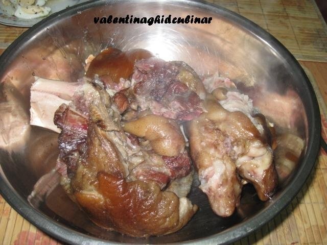 Ciolan afumat fiert in vin servit cu piure de cartofi cu nucsoara si mancare de ardei capia copti