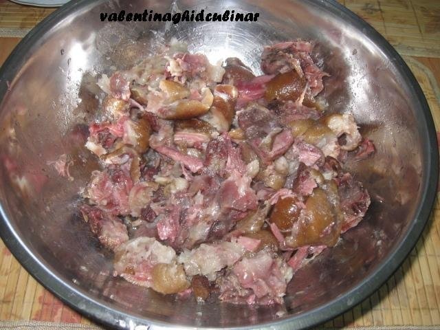 Ciolan afumat fiert in vin servit cu piure de cartofi cu nucsoara si mancare de ardei capia copti