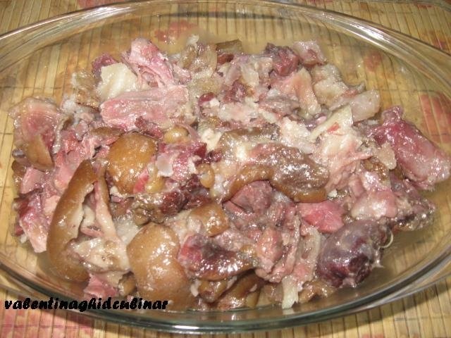 Ciolan afumat fiert in vin servit cu piure de cartofi cu nucsoara si mancare de ardei capia copti