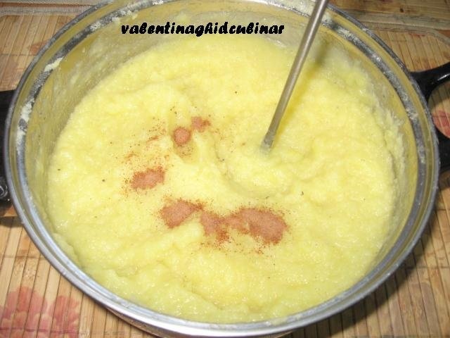 Ciolan afumat fiert in vin servit cu piure de cartofi cu nucsoara si mancare de ardei capia copti